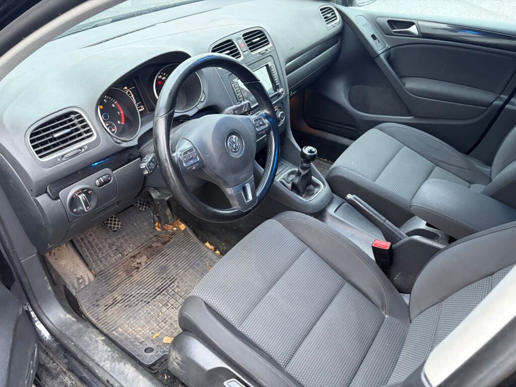 Volkswagen Golf 2010 Musta
