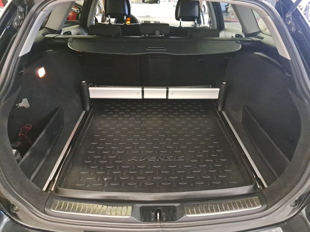 Toyota Avensis 2010 Musta