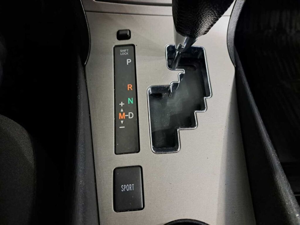 Toyota Avensis 2010 Musta