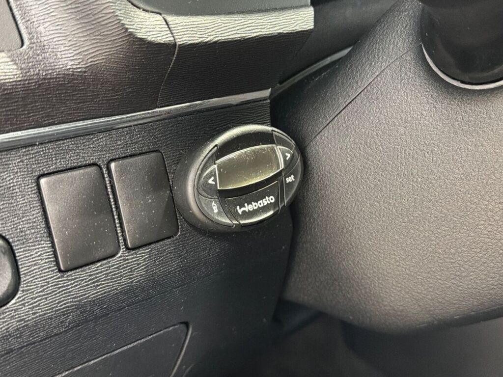 Toyota Avensis 2010 Musta
