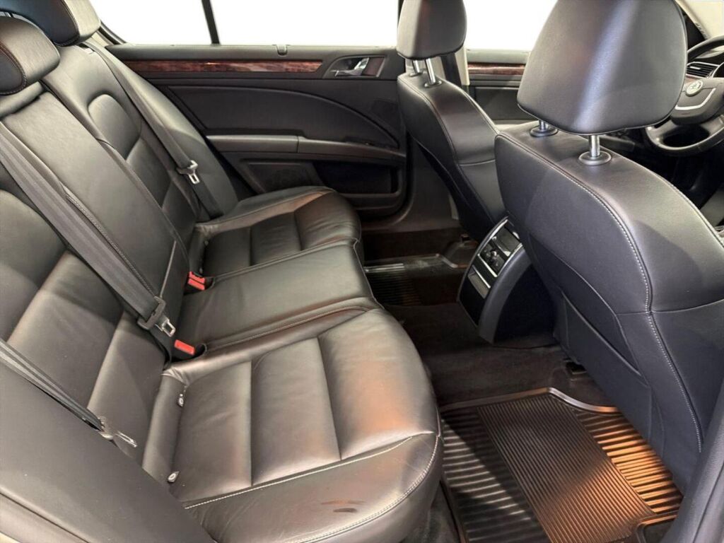 Skoda Superb 2010 Ruskea (beige)