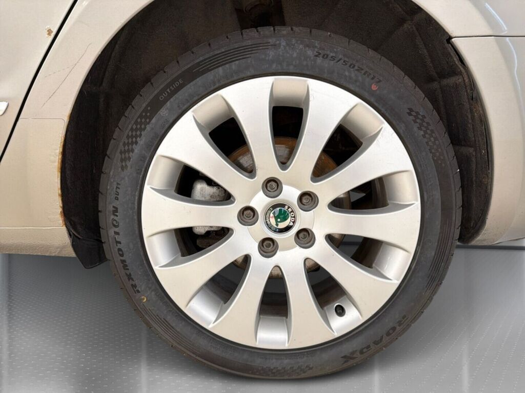 Skoda Superb 2010 Ruskea (beige)