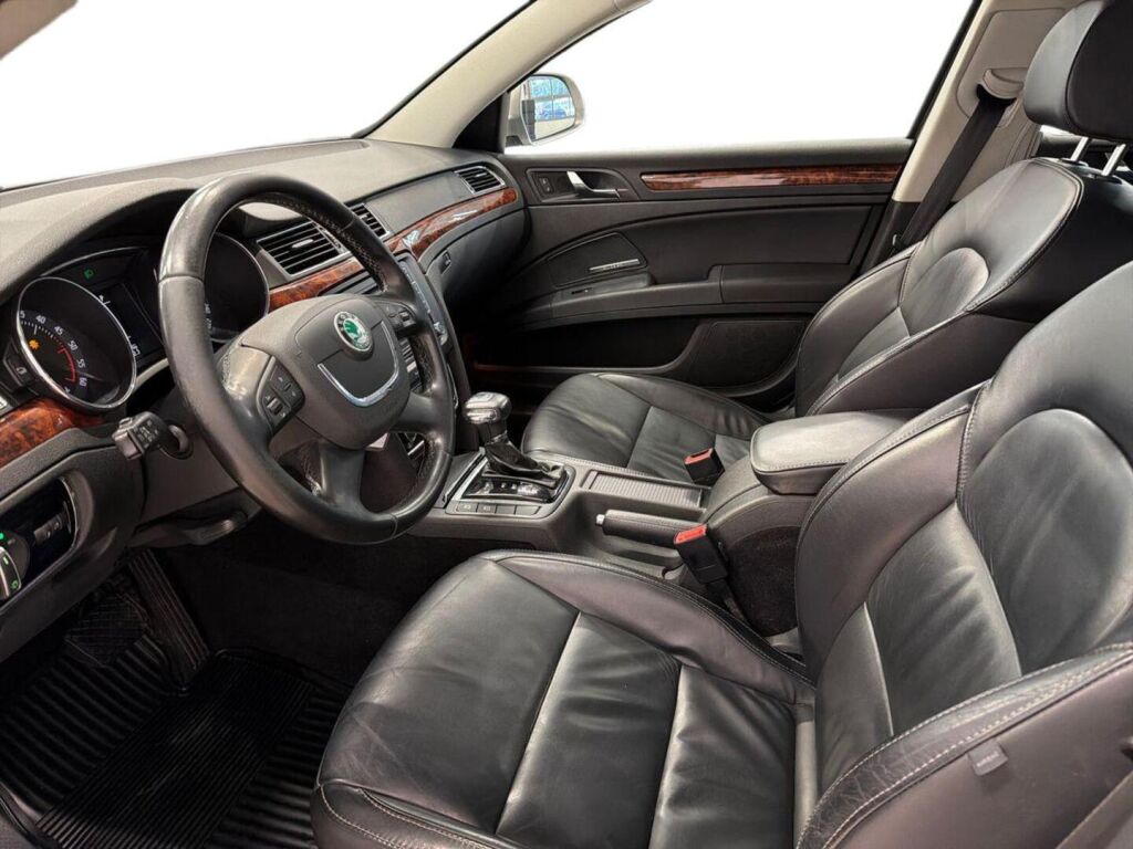 Skoda Superb 2010 Ruskea (beige)