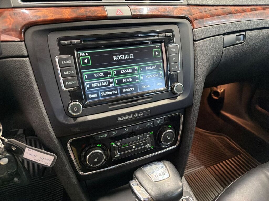 Skoda Superb 2010 Ruskea (beige)