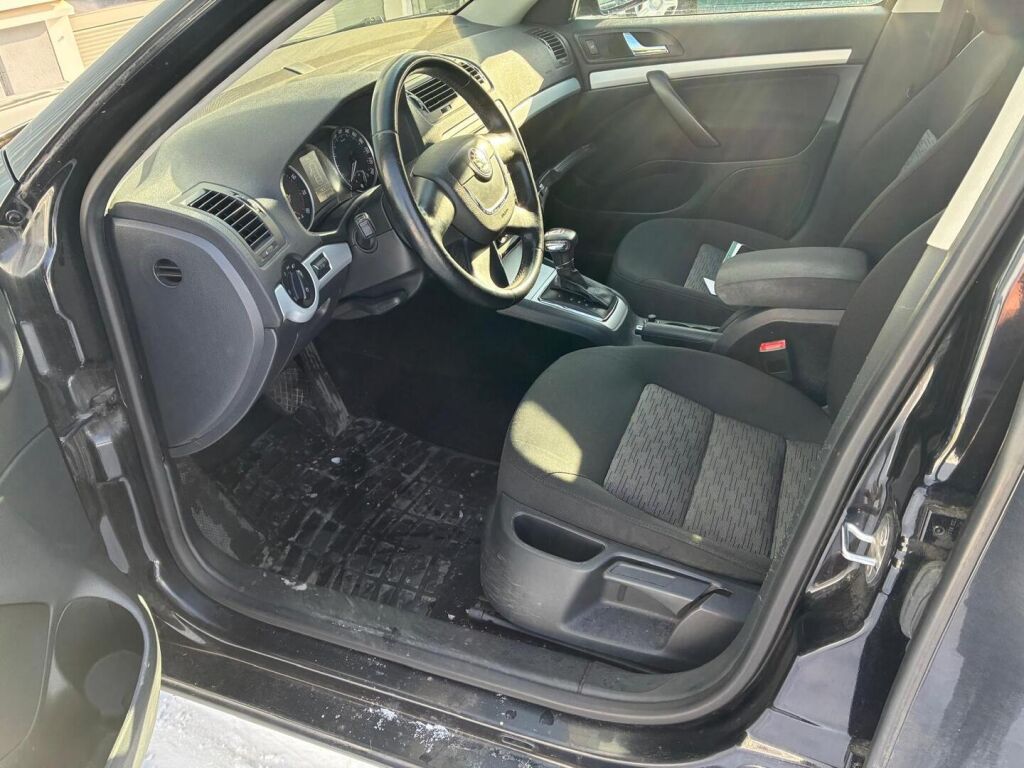 Skoda Octavia 2010 Musta