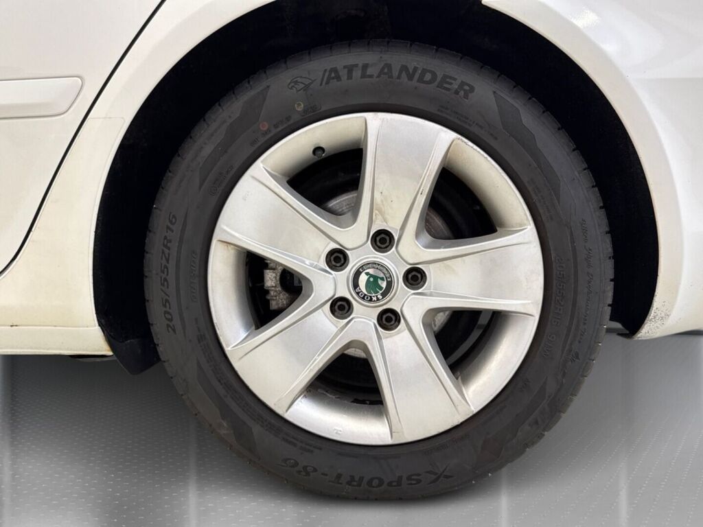 Skoda Octavia 2010 Valkoinen