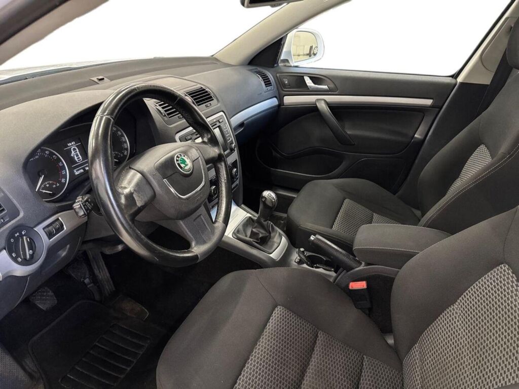 Skoda Octavia 2010 Valkoinen