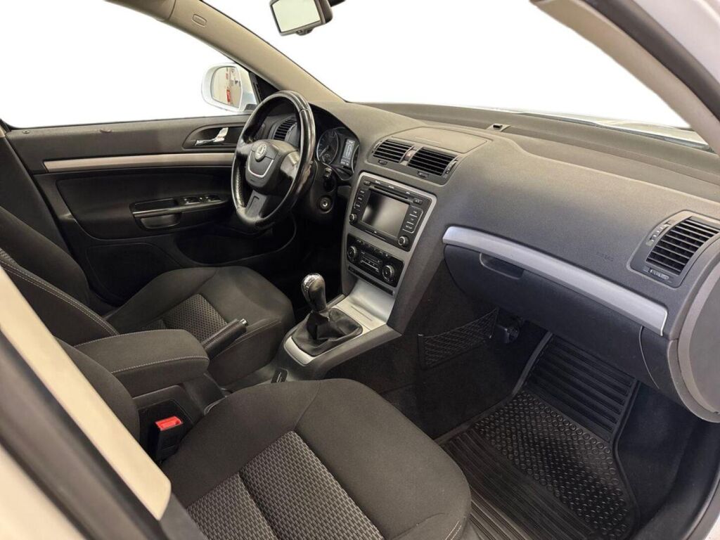 Skoda Octavia 2010 Valkoinen