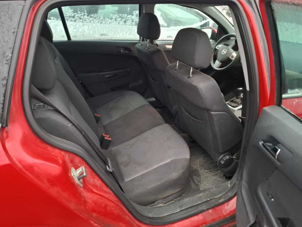 Opel Astra 2011 Punainen