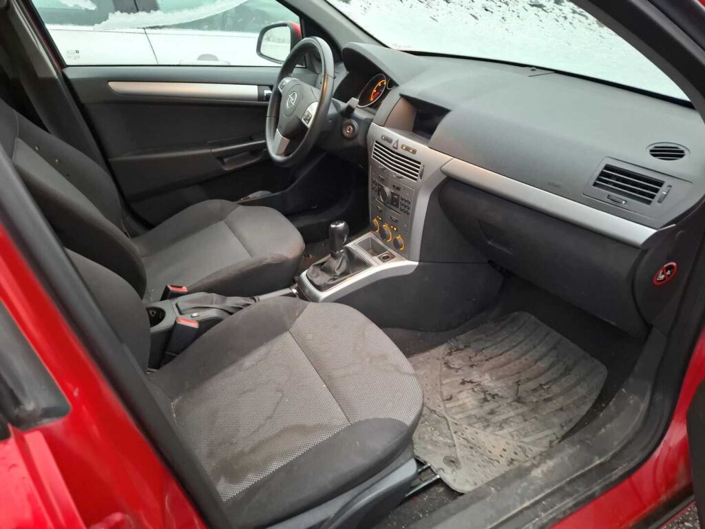 Opel Astra 2011 Punainen