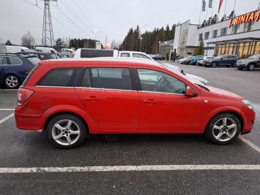 Opel Astra 2011 Punainen