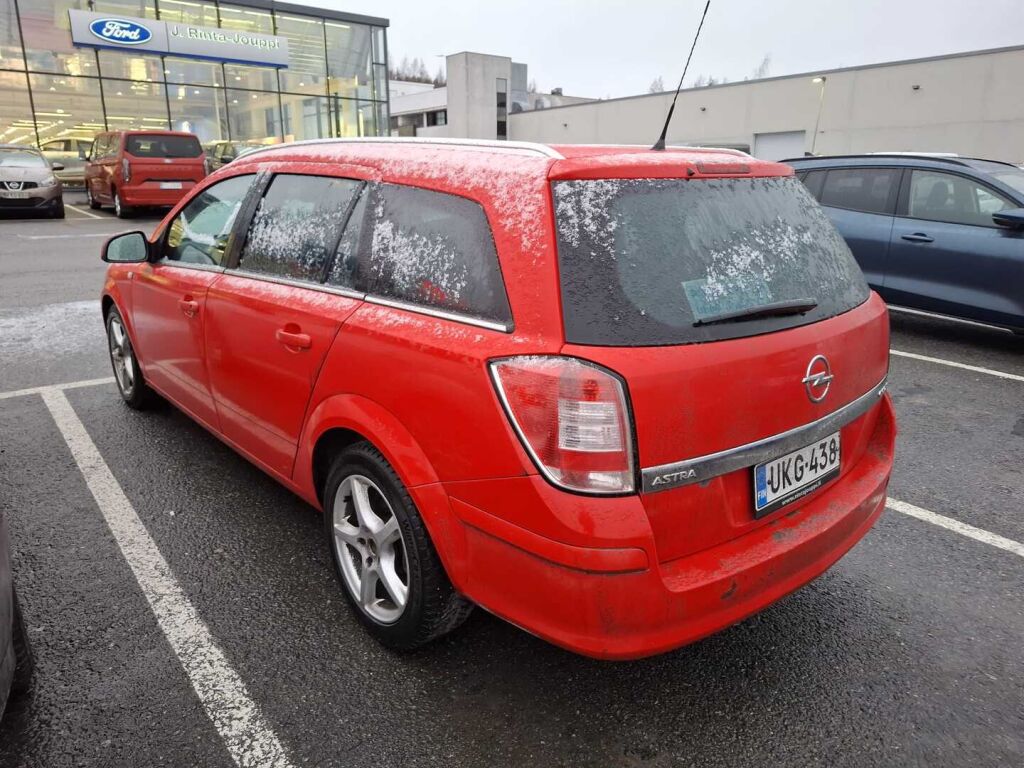 Opel Astra 2011 Punainen