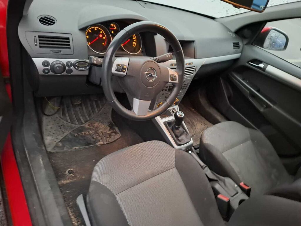 Opel Astra 2011 Punainen