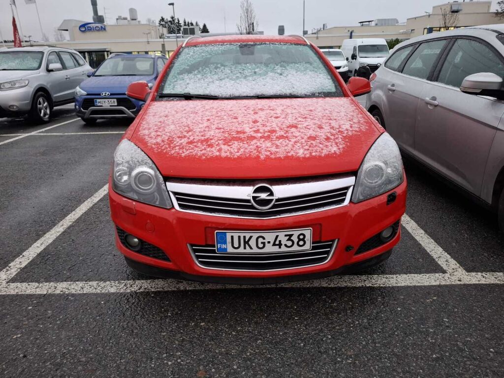 Opel Astra 2011 Punainen