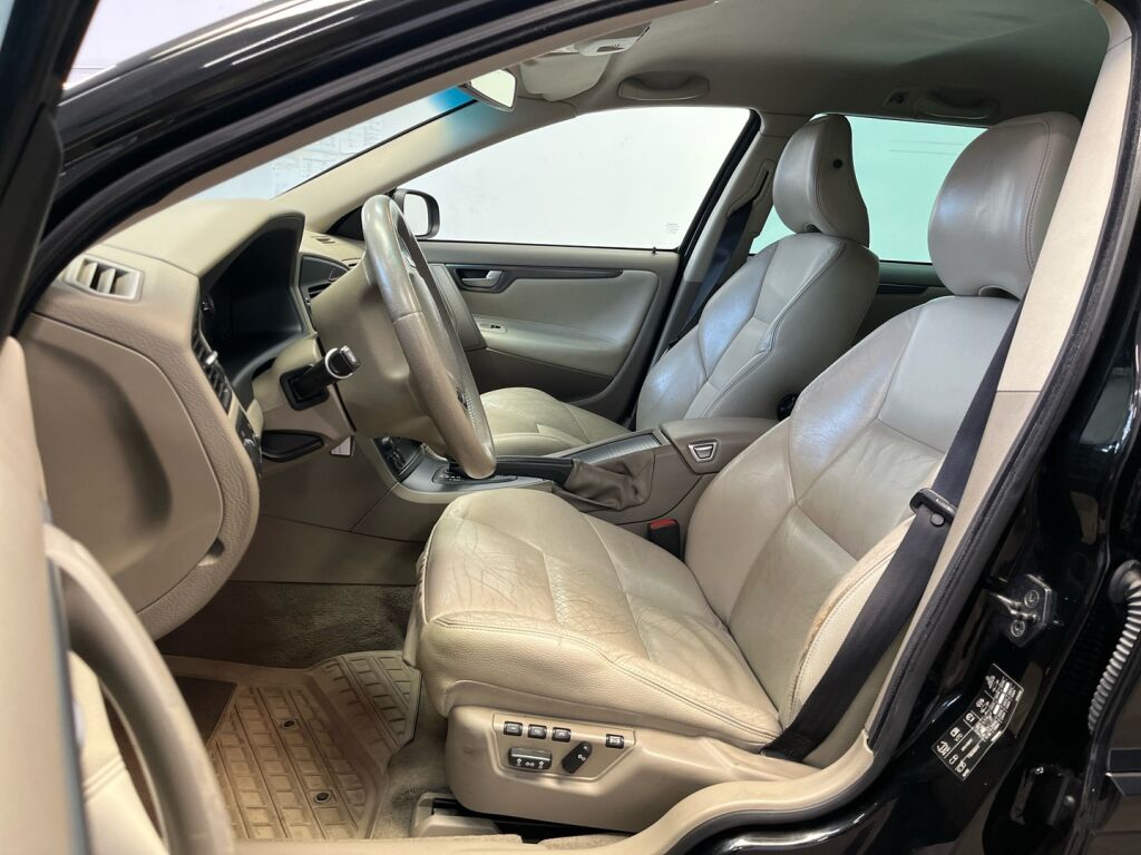 Volvo V70 2007 Musta
