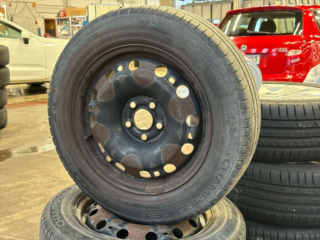 Skoda Fabia 2011 Punainen