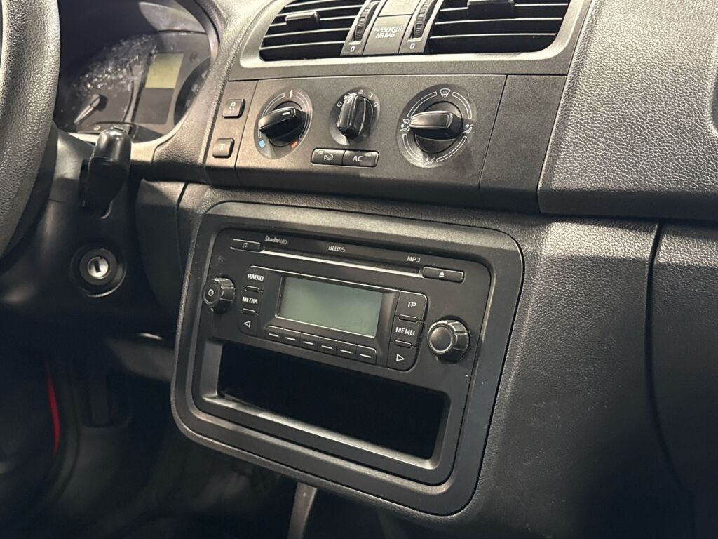 Skoda Fabia 2011 Punainen