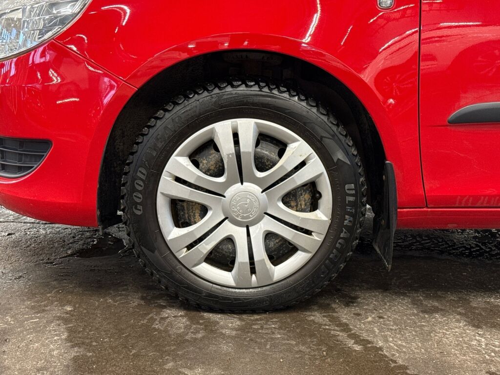 Skoda Fabia 2011 Punainen