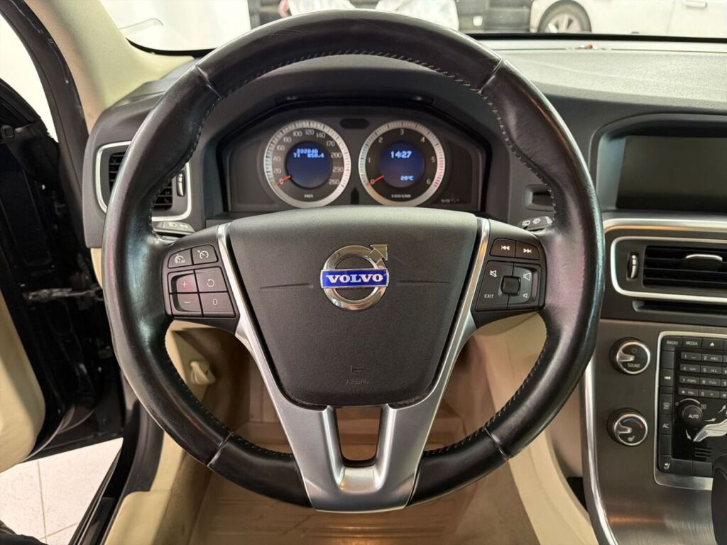 Volvo V60 2011 Musta