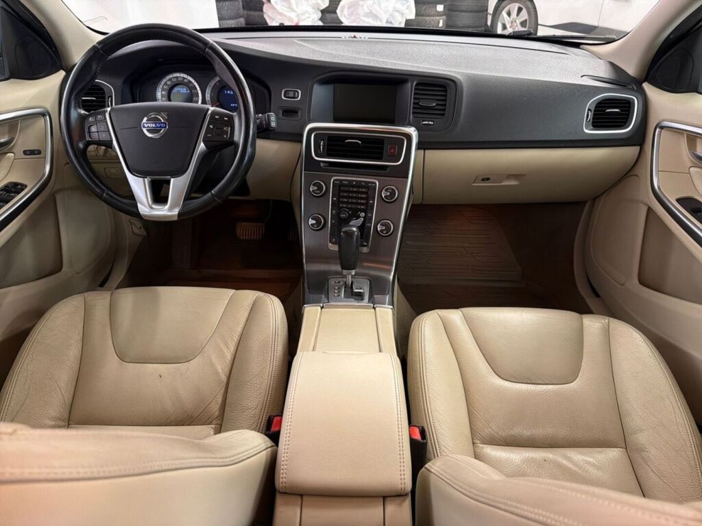 Volvo V60 2011 Musta