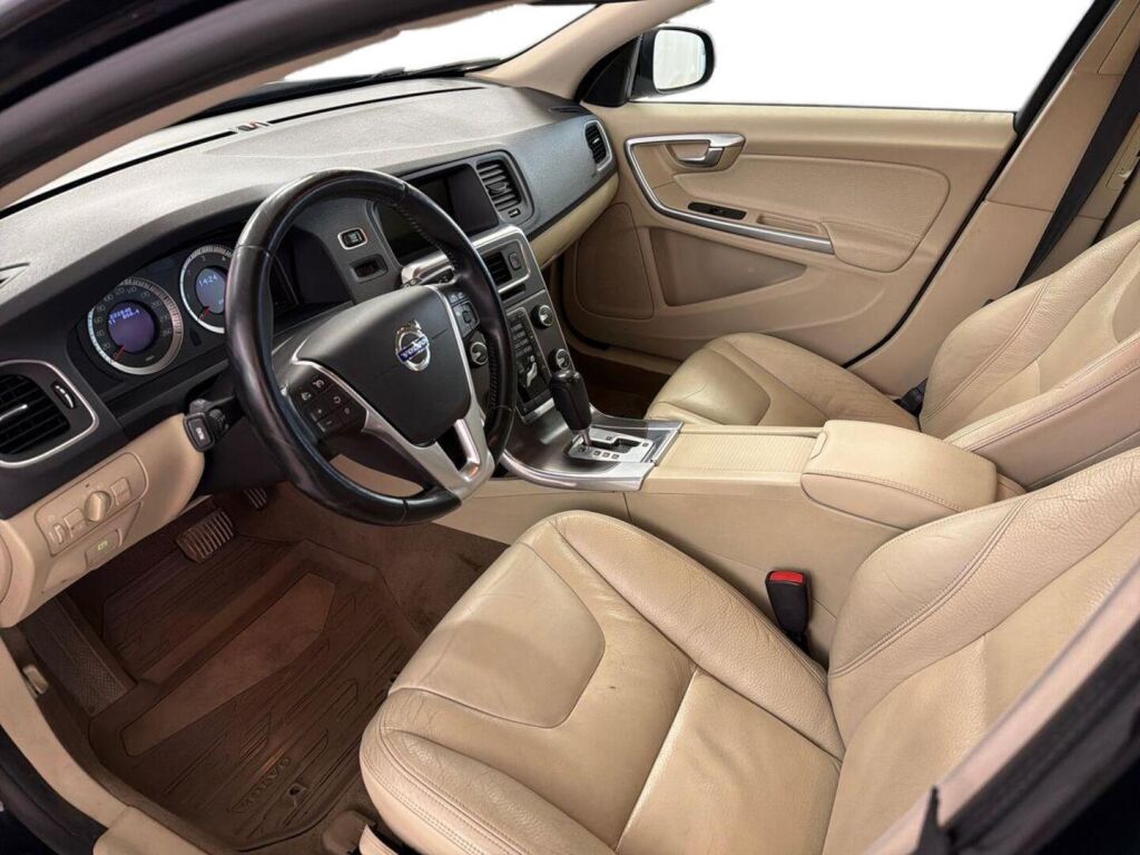 Volvo V60 2011 Musta