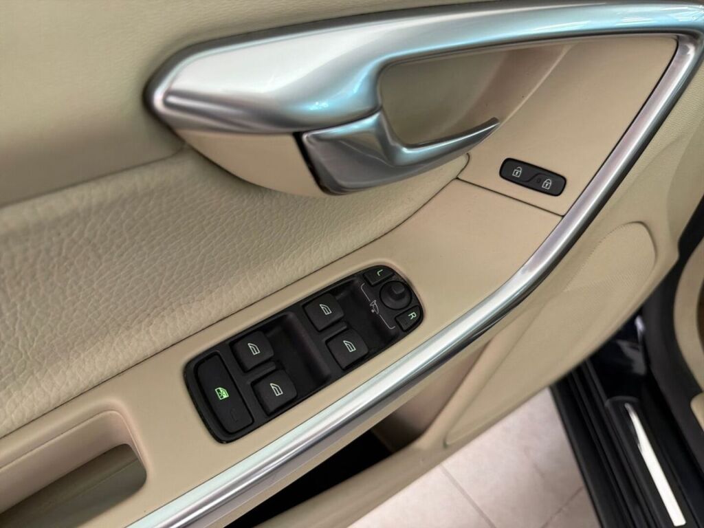 Volvo V60 2011 Musta