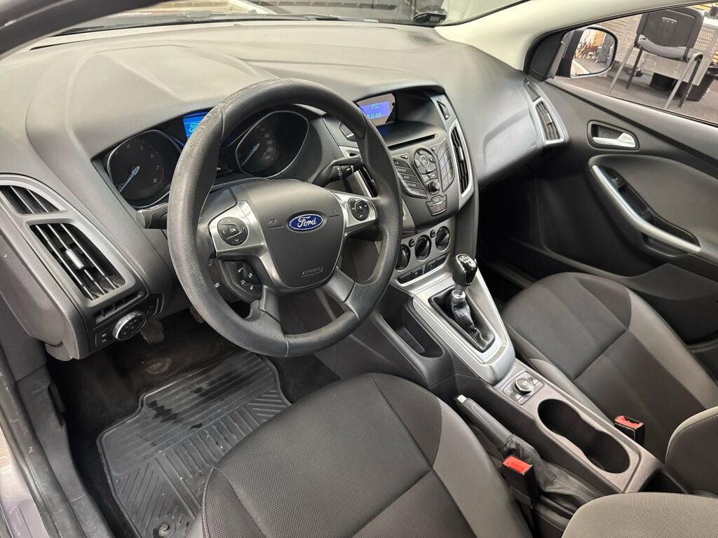 Ford Focus 2012 Ruskea (beige)