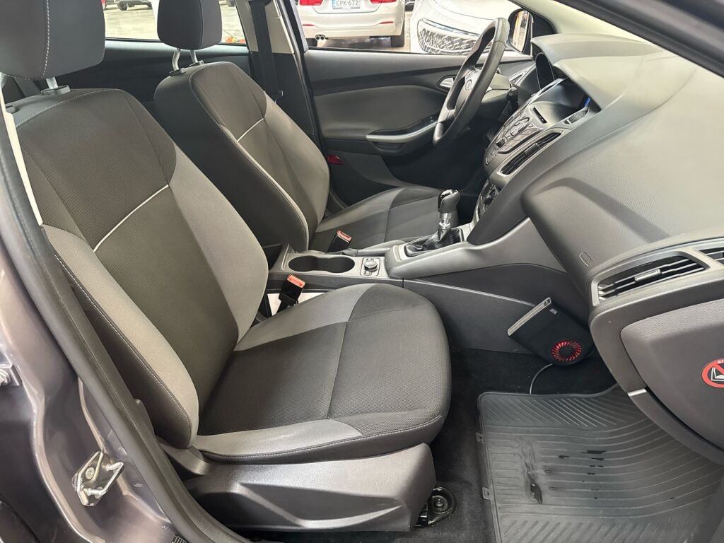 Ford Focus 2012 Ruskea (beige)