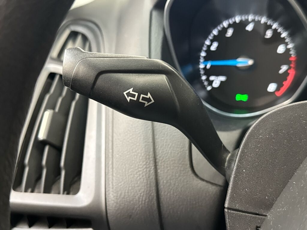 Ford Focus 2012 Ruskea (beige)