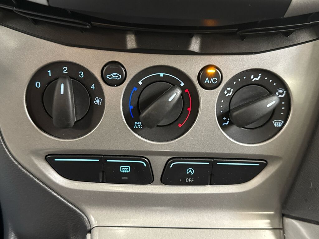 Ford Focus 2012 Ruskea (beige)