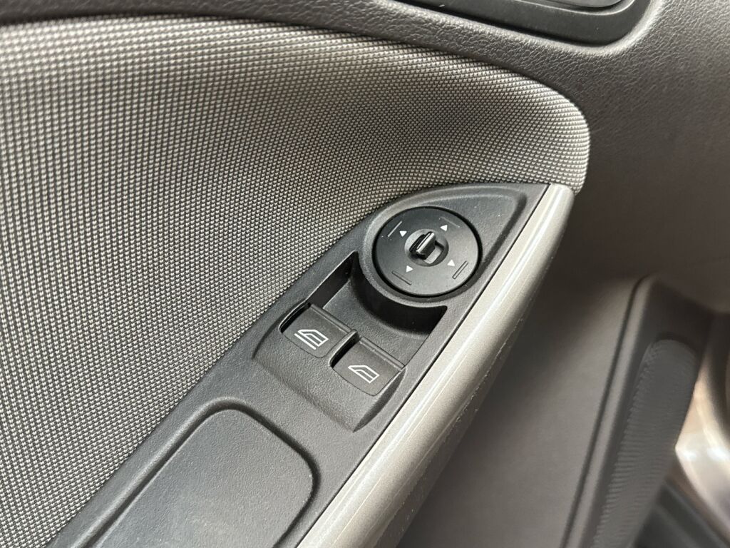 Ford Focus 2012 Ruskea (beige)