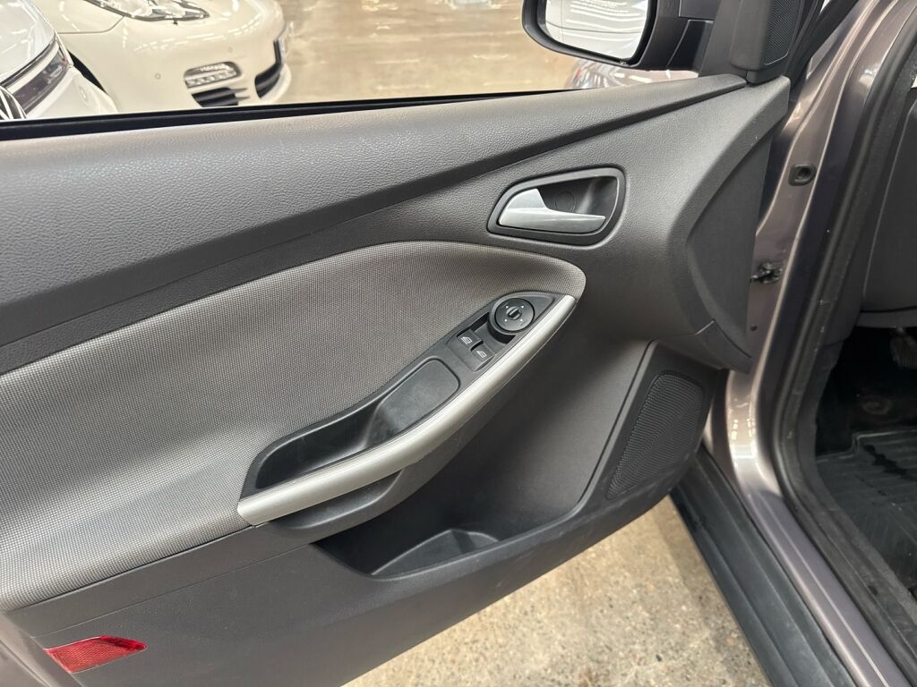 Ford Focus 2012 Ruskea (beige)