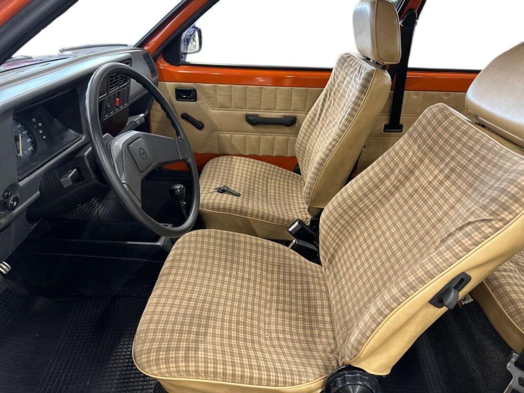 Opel Kadett 1980 Oranssi