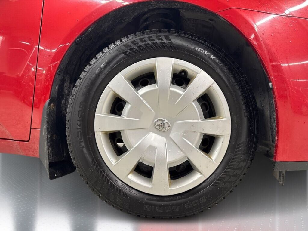 Toyota Avensis 2011 Metallinhohto Punainen