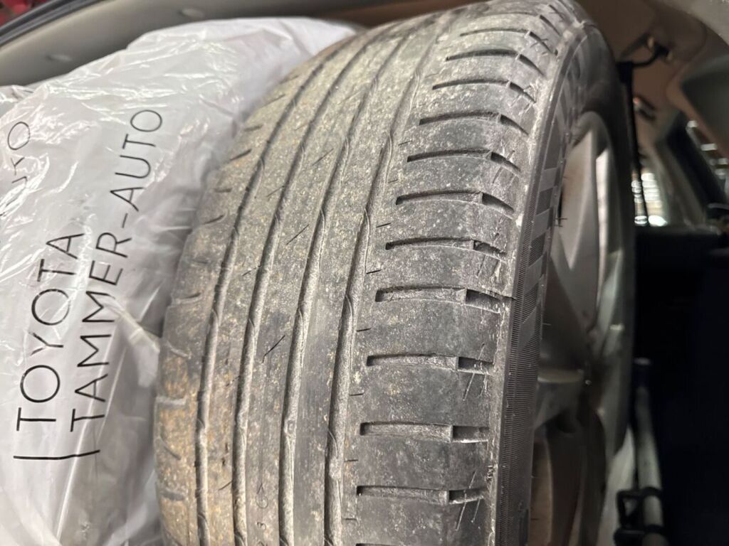 Toyota Avensis 2011 Metallinhohto Punainen