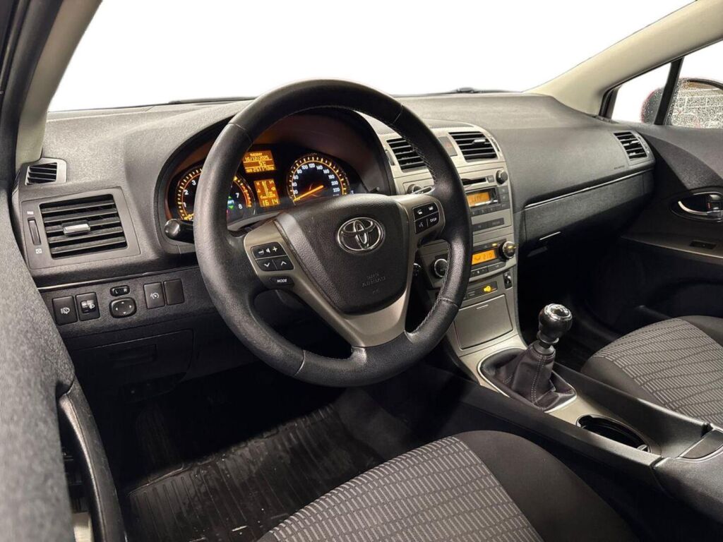 Toyota Avensis 2011 Metallinhohto Punainen