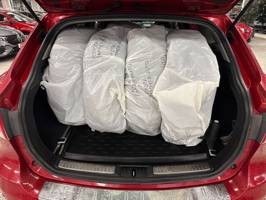 Toyota Avensis 2011 Metallinhohto Punainen