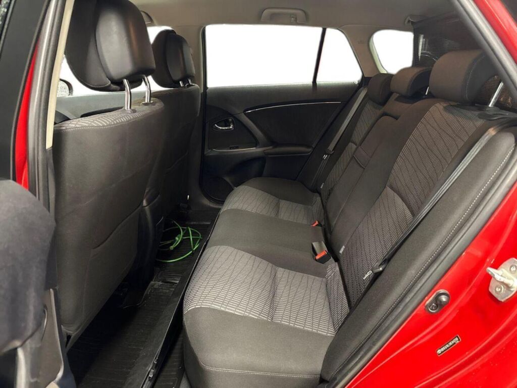 Toyota Avensis 2011 Metallinhohto Punainen