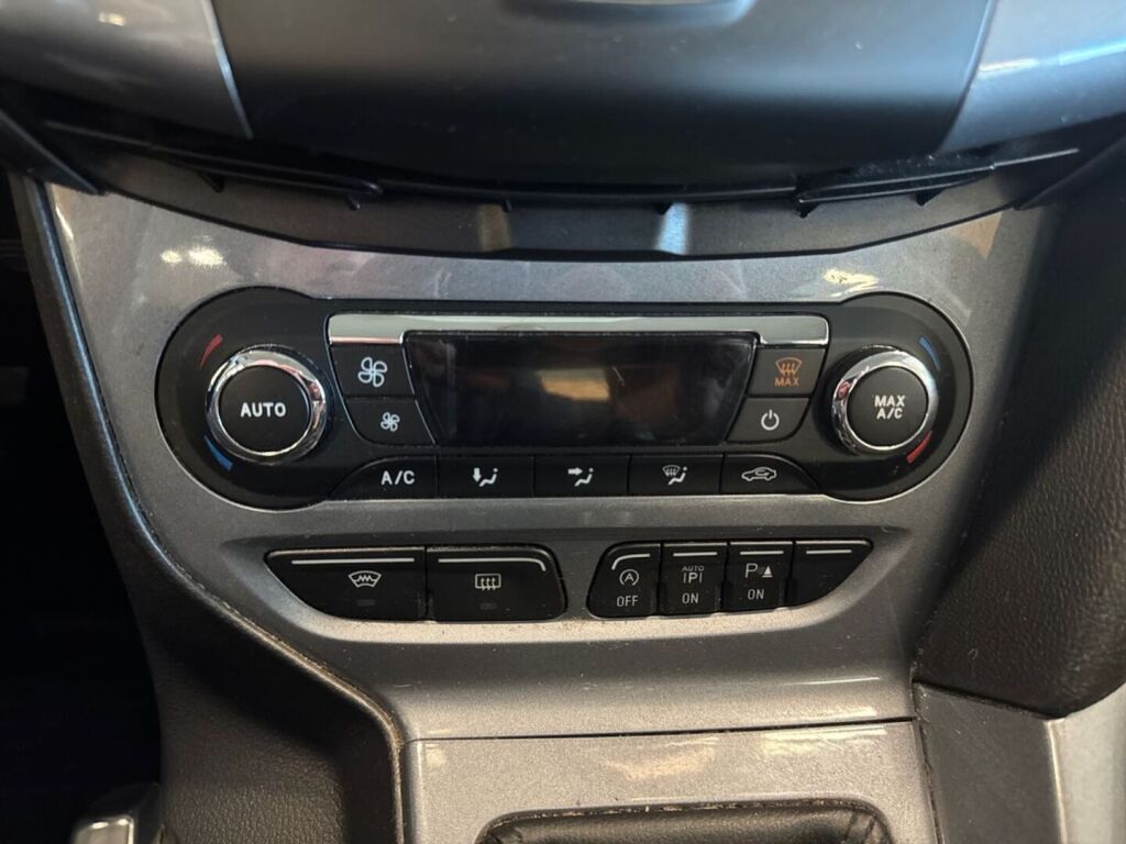 Ford Focus 2012 Punainen