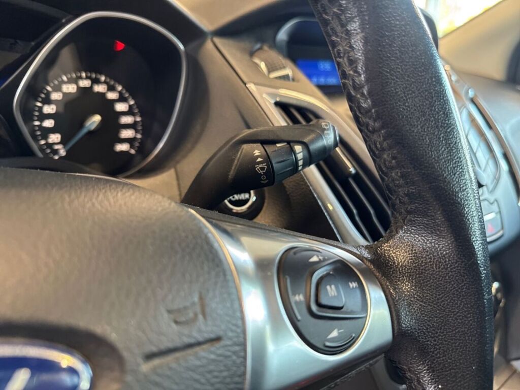 Ford Focus 2012 Punainen