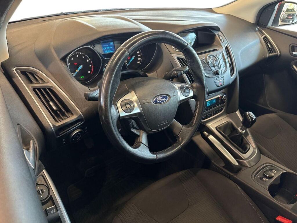 Ford Focus 2012 Punainen
