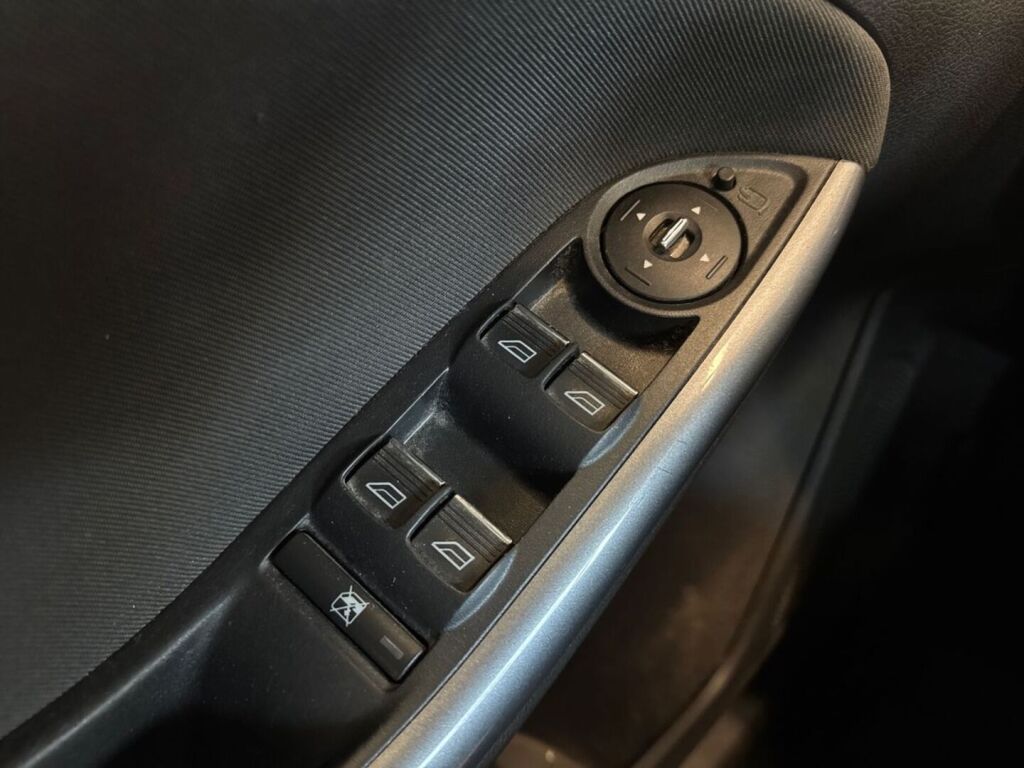 Ford Focus 2012 Punainen