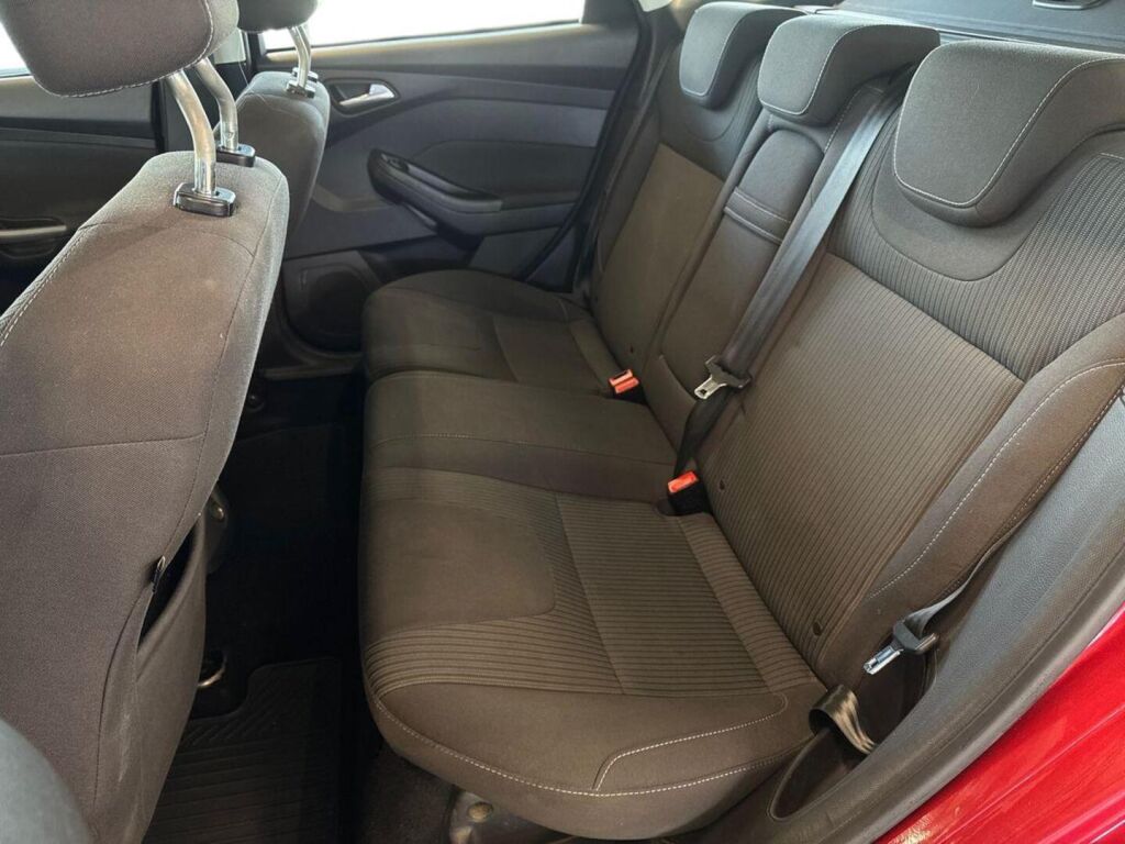 Ford Focus 2012 Punainen