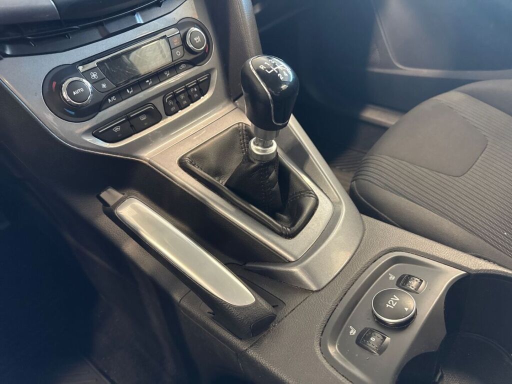 Ford Focus 2012 Punainen