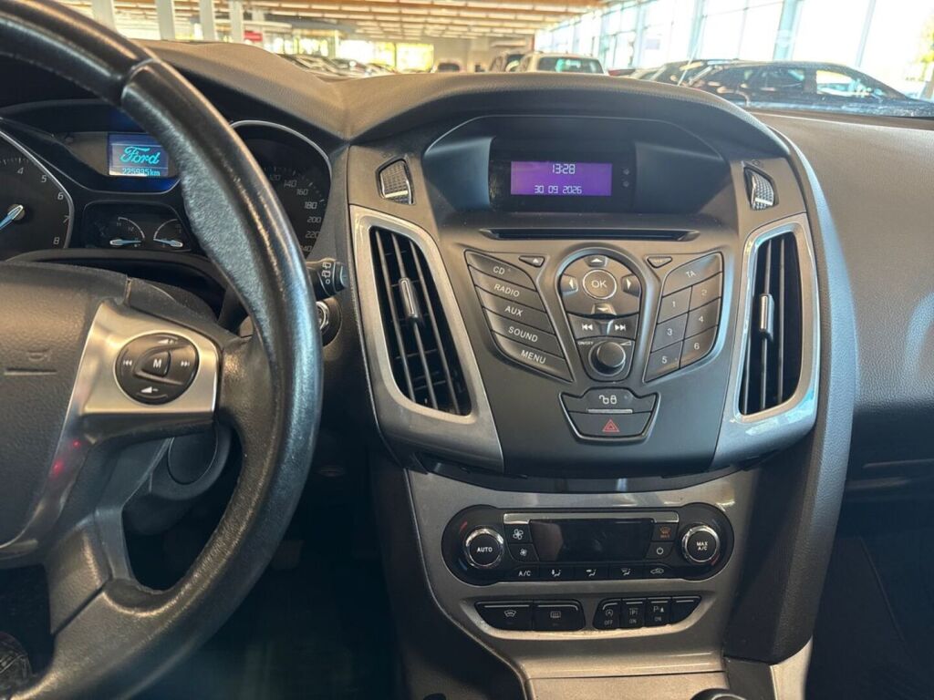 Ford Focus 2012 Punainen