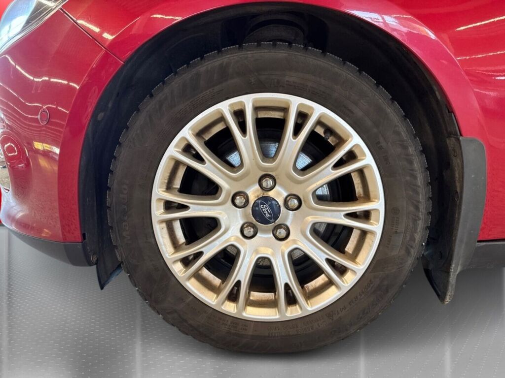 Ford Focus 2012 Punainen
