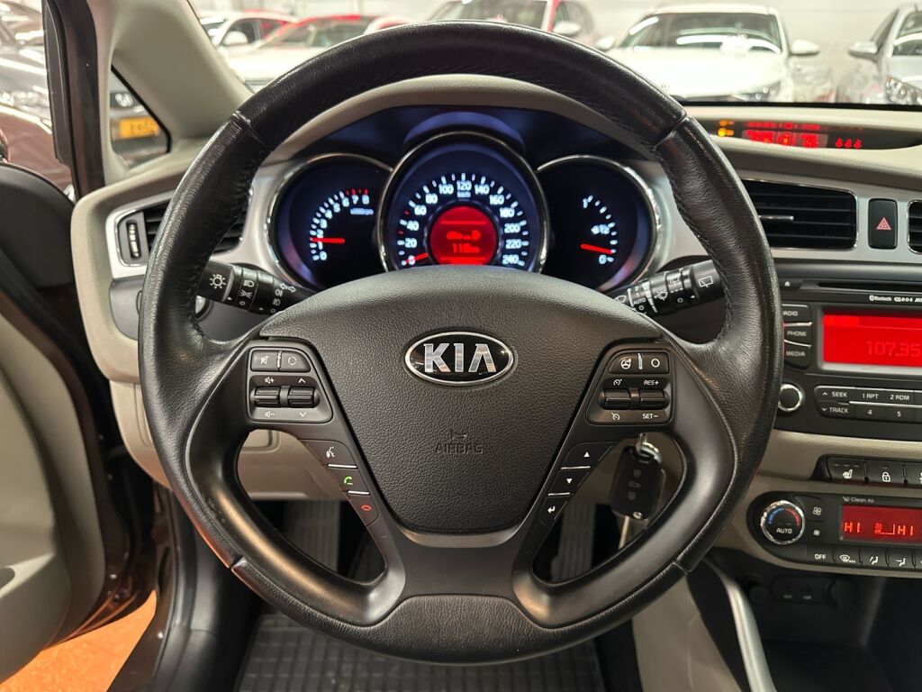 Kia Ceed 2012 Ruskea (beige)