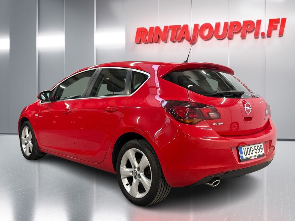 Opel Astra 2012 Punainen