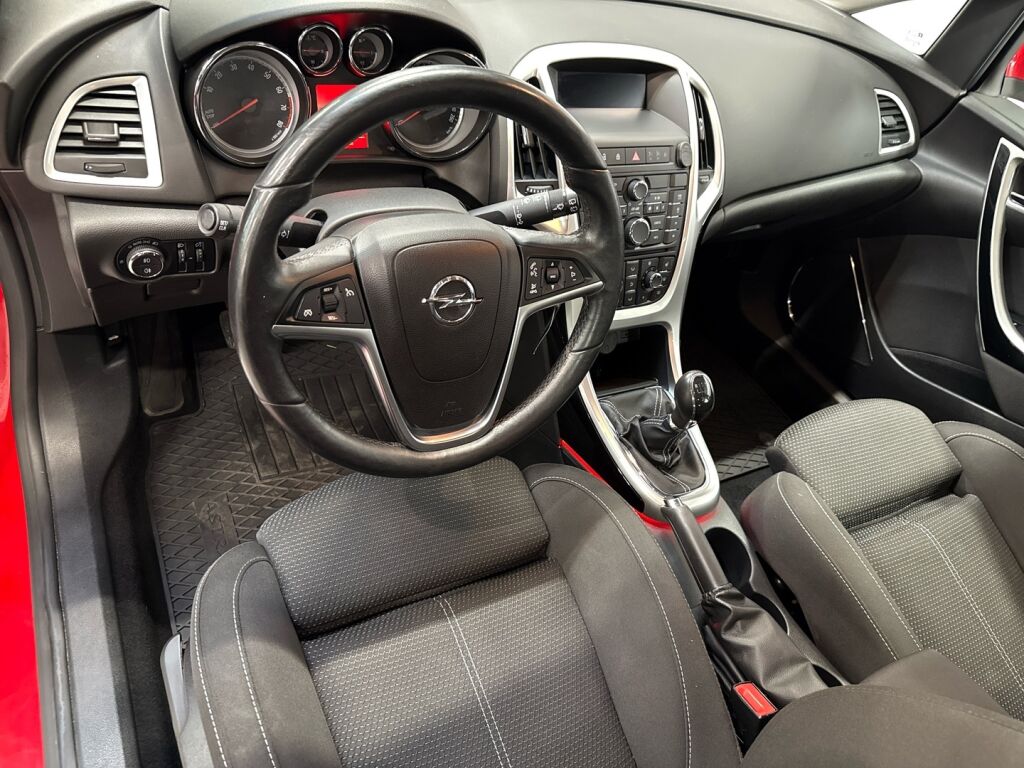 Opel Astra 2012 Punainen