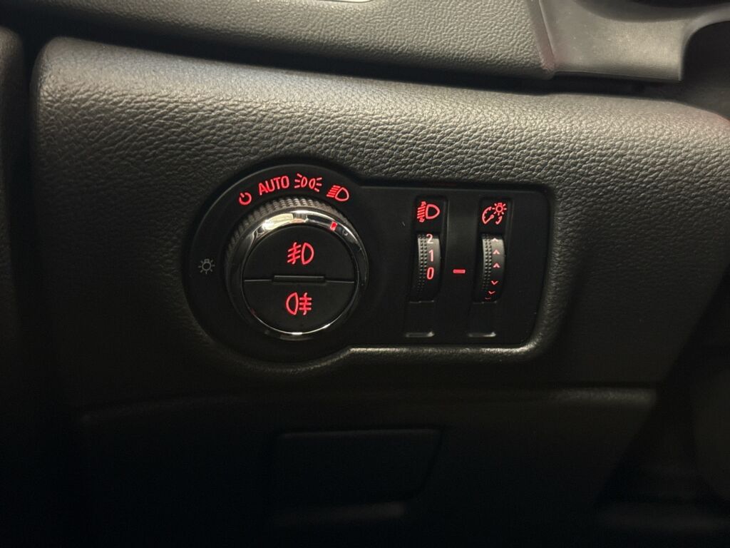 Opel Astra 2012 Punainen